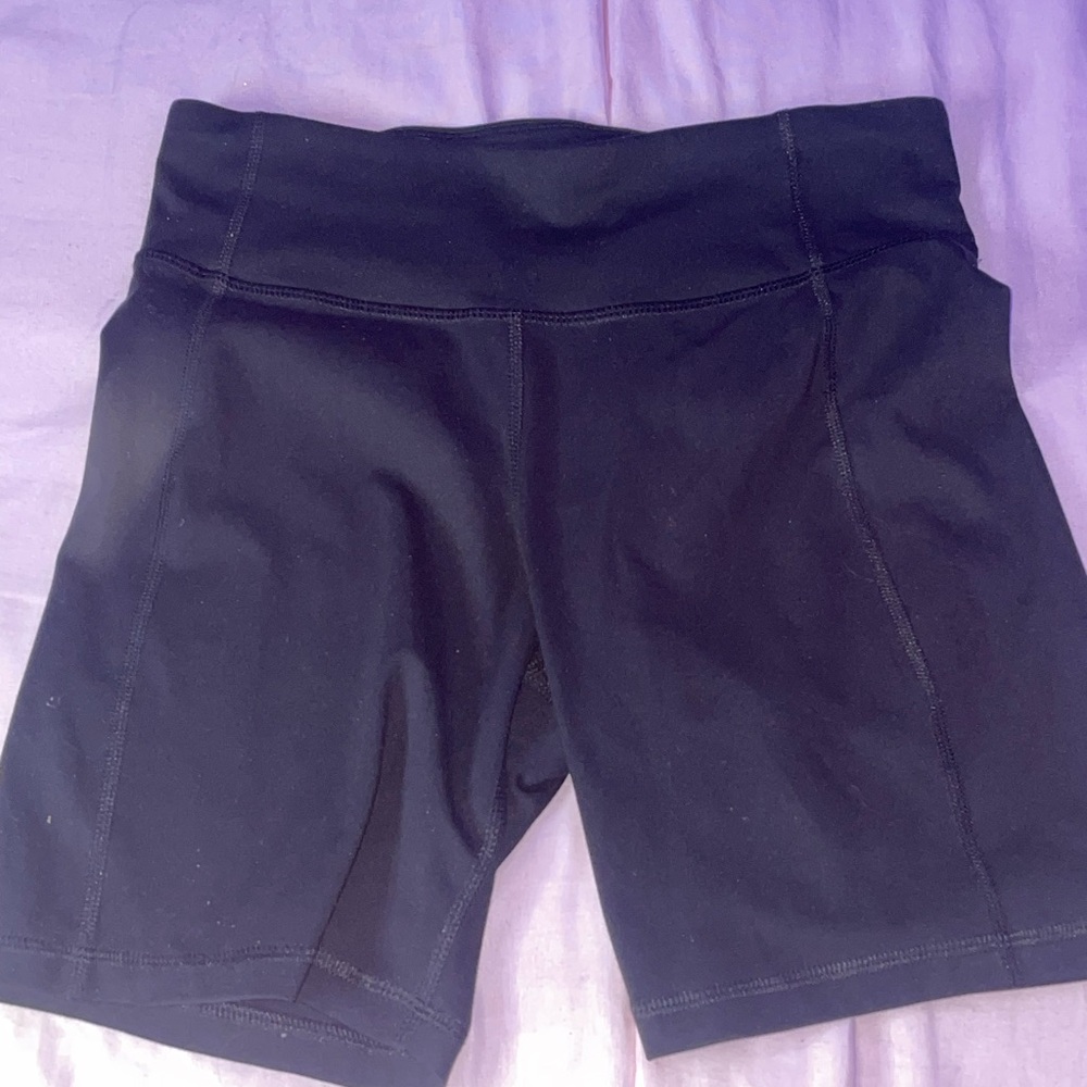 I am selling this black short